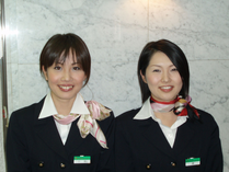 フロントは24時間、笑顔でお出迎え。