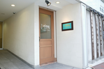 cinq入り口　直通の階段からご来店下さい