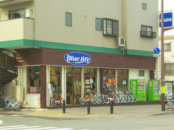 通り沿いのお店です