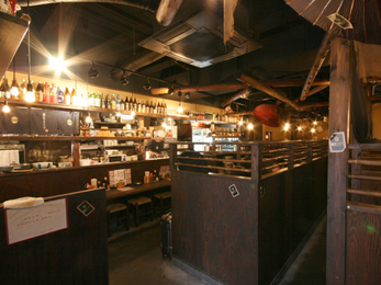個室感覚でくつろげる店内