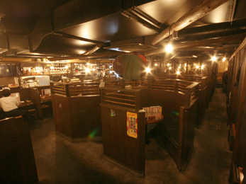 個室感覚でくつろげる店内