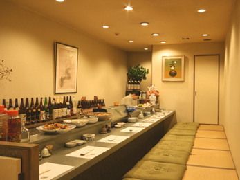 ゆったりお食事を愉しめる落ち着いた店内