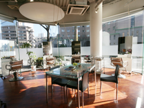 明るい店内