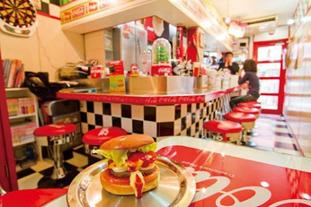 店内には来店した芸能人のサインがずらり！